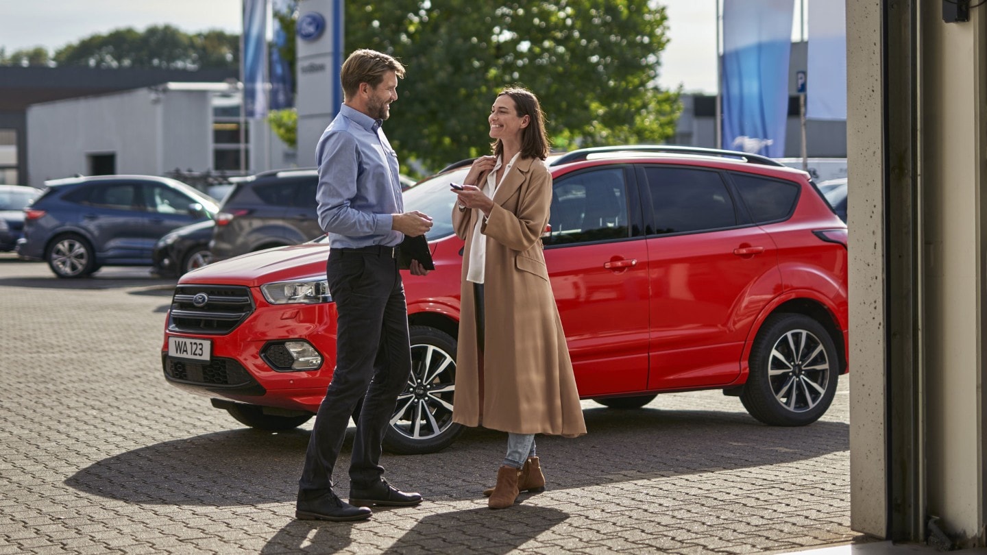 servcie advisor talking to customer